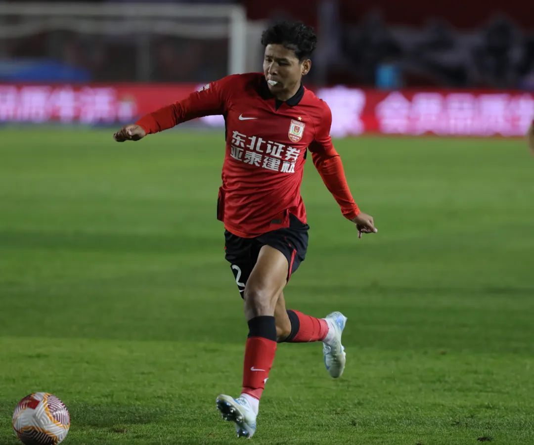 包含长春亚泰球队在客场比赛中保持冷静，取得胜利的词条