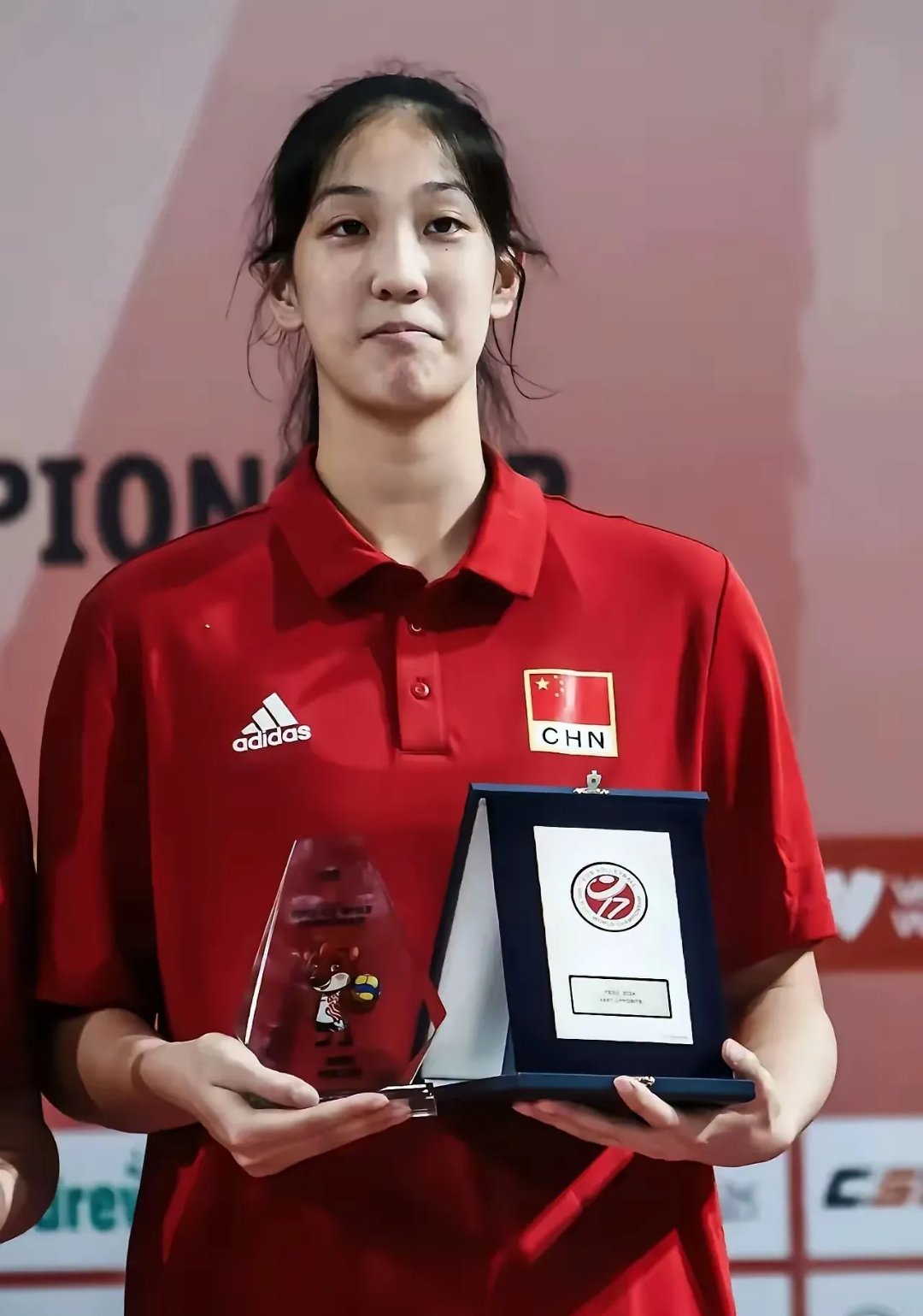 中国女排17岁1米88重炮崛起!升任队长攻防一体冲八强(女排长的上星路)