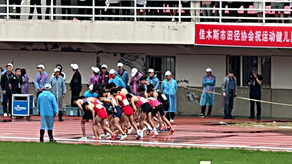 田径赛场上障碍赛让观众紧张不已(田径障碍赛为什么有水)